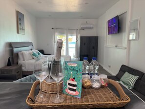 1 habitación, tabla de planchar con plancha, wifi y ropa de cama