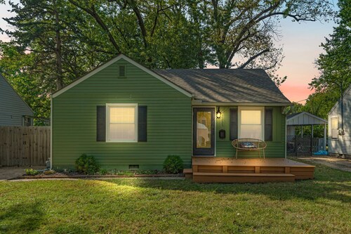 Steps from Washburn! Pet Friendly - Free Parking