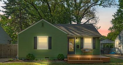 Steps from Washburn! Pet Friendly - Free Parking