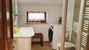 Dusche, Haartrockner, Handtücher, Seife