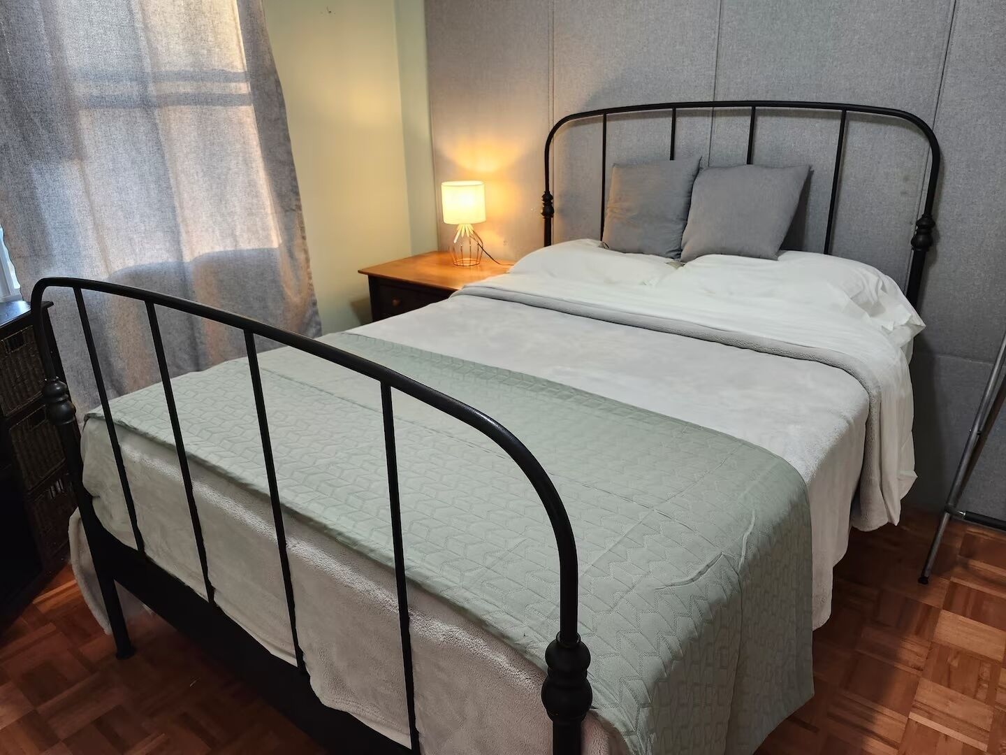 2 bedrooms, desk, WiFi