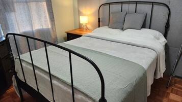 2 bedrooms, desk, WiFi