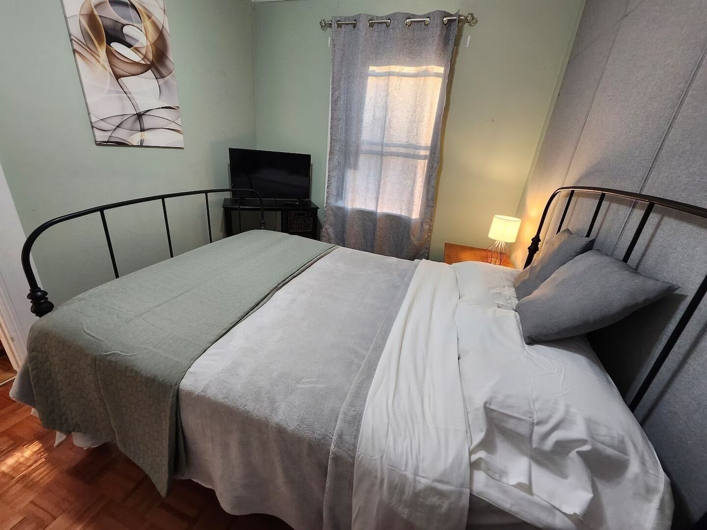 2 bedrooms, desk, WiFi