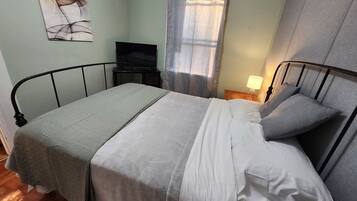 2 bedrooms, desk, WiFi