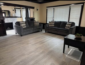 TV - Spacious 2 BR/ 2 BA downstairs apartment- Perfect for Families or Groups. (Fresno)