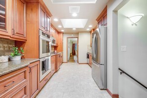 ميكروويف، فرن، موقد طهي مسطح، غسالة أطباق