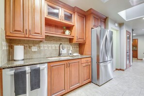 Microondas, horno, parrilla de estufa y lavavajillas 