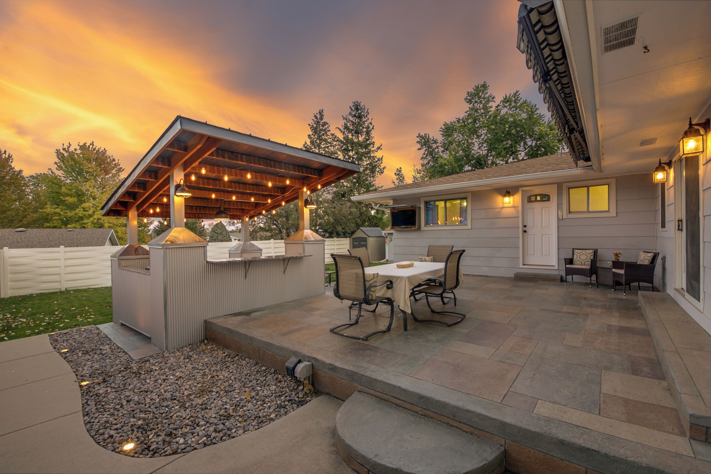 تناول الطعام بالخارج