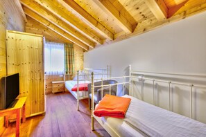 3 habitaciones, muebles diferentes y ropa de cama 