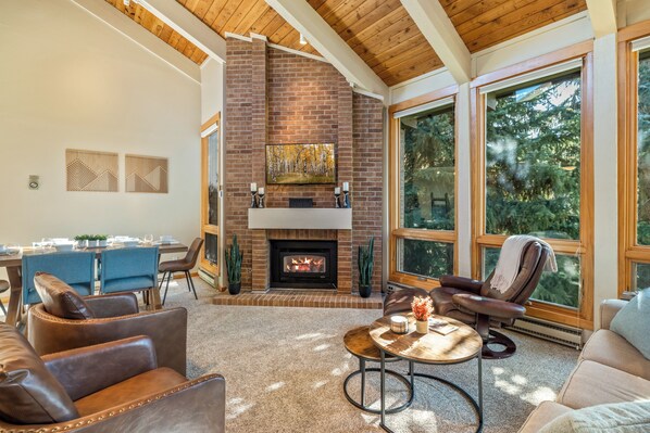Smart TV, fireplace - Quaint 2bed/2bth condo in Steamboat, Steps 2 Slopes, Hot Tubs, Pool & Pickleball (Steamboat Springs)
