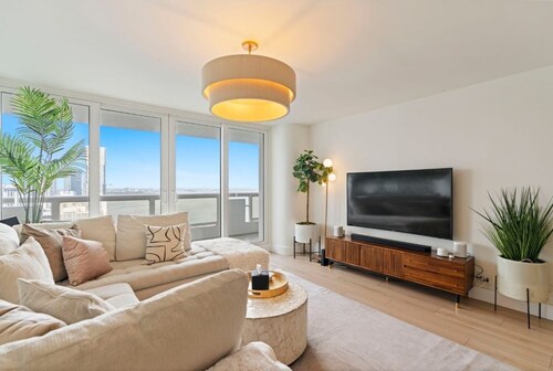 Luxury Miami Condo • 3BR Bay Views + Pool Gym Spa & Designer Renovation