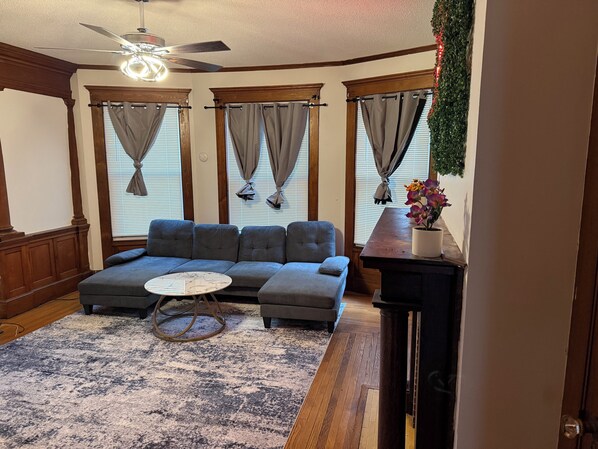 TV - Spacious 3-Bedroom Unit in Prime New Haven Location–A Perfect Place to Call Home (New Haven)