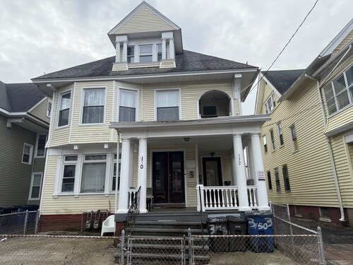 Spacious 3-Bedroom Unit in Prime New Haven Location–A Perfect Place to Call Home