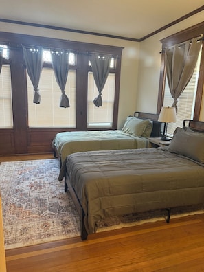 3 عدّة غرف نوم ومكواة/لوح كي وواي فاي وملاءات أسرّة