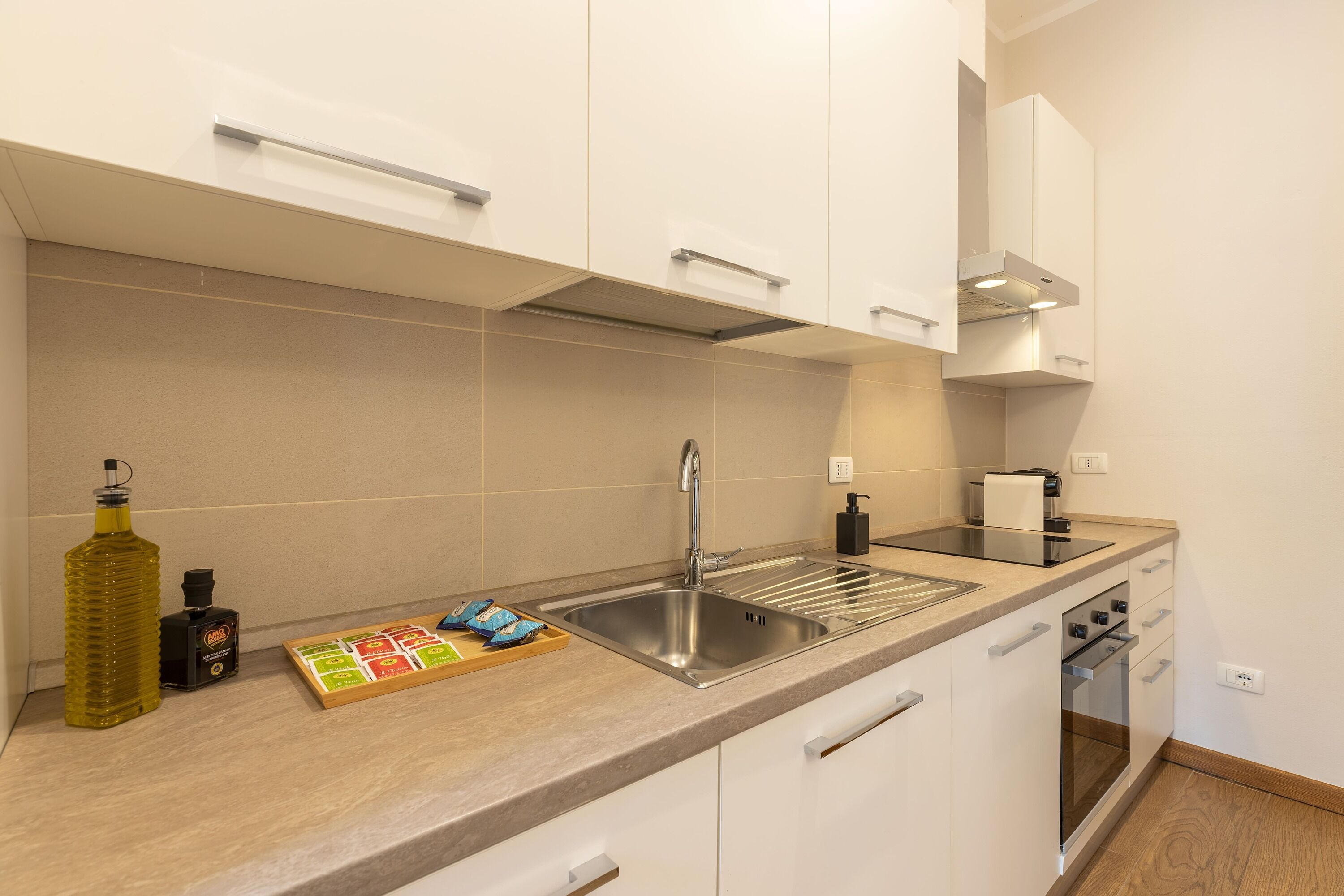 Frigorifero, microonde, forno, piano cottura