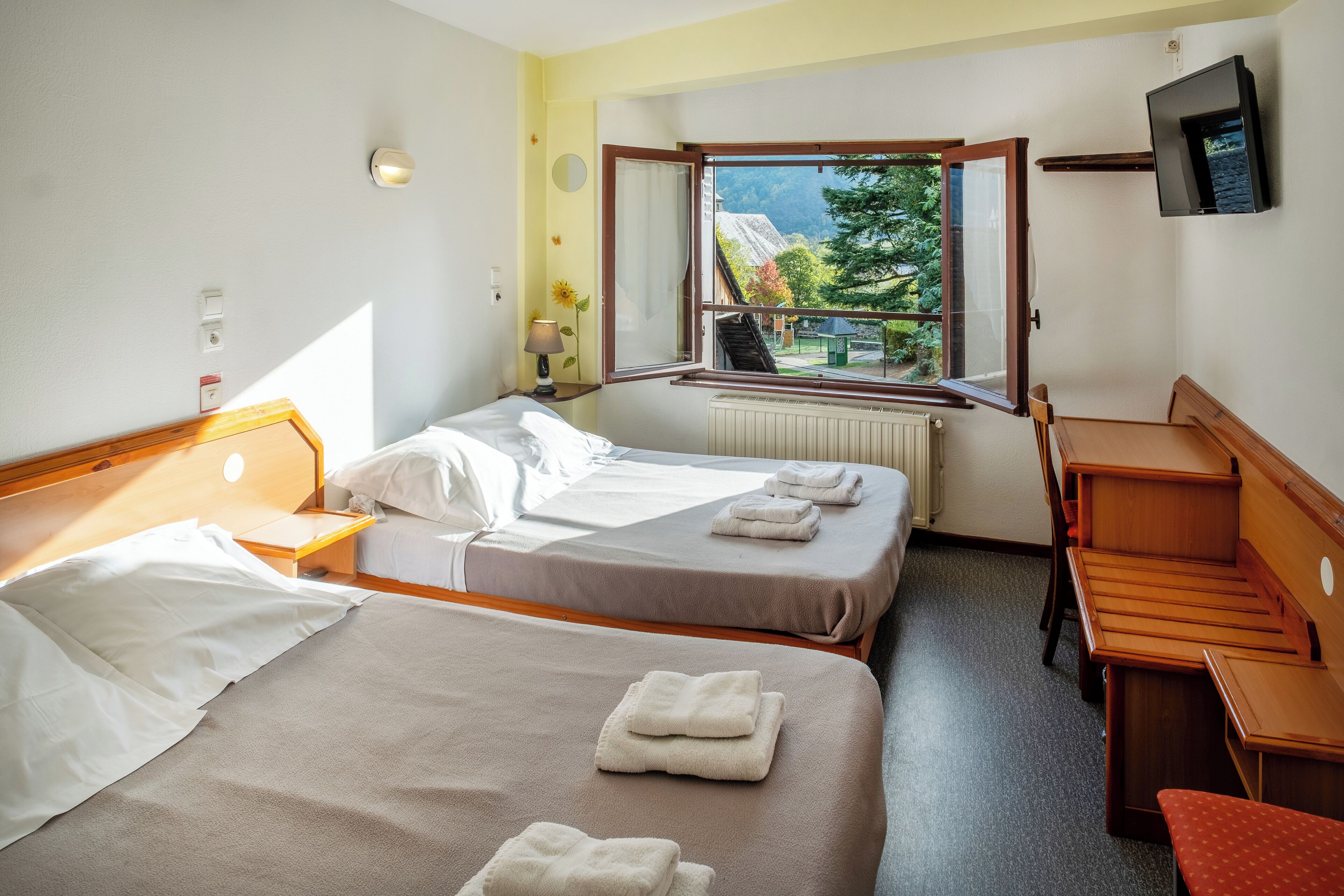 スタンダード 4 人部屋 マウンテンビュー | 防音設備、WiFi (無料)