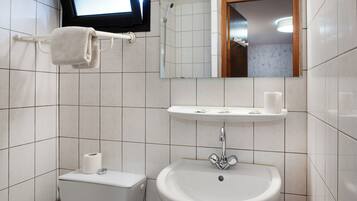 Standaard driepersoonskamer, uitzicht op bergen | Badkamer