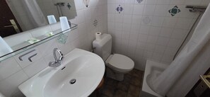 Standard Quadruple Room, Mountain View | Bathroom