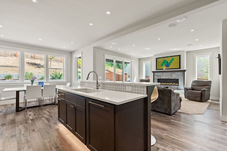 Interior. Luxury Modern Home Near Wineries, Fine Dining, Shopping and Downtown McMinnville