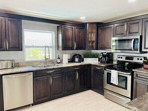 Mikrobølgeovn, ovn, kokeplater og oppvaskmaskin