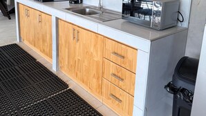 A modern kitchen with a built-in microwave, toaster, and coffee maker. - Casa Conde Cortez, Surfcity (La Libertad Costa, Tamanique)