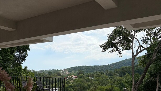 A modern outdoor area with a pool, seating, and a view of a lush landscape. - Casa Conde Cortez, Surfcity (La Libertad Costa, Tamanique)
