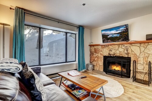 Cozy One-Bedroom Tahoe Getaway - Top of Kingsbury