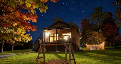 Romantic LURAY Mountain getaway. Secluded Log cabin #1 Hot Tub stone fireplace