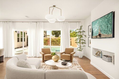 Downtown 7 min, 27 sleeps, Accessible, Gated 2 homes 4 parkings