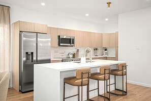 冰箱、微波炉、烤箱、炉灶