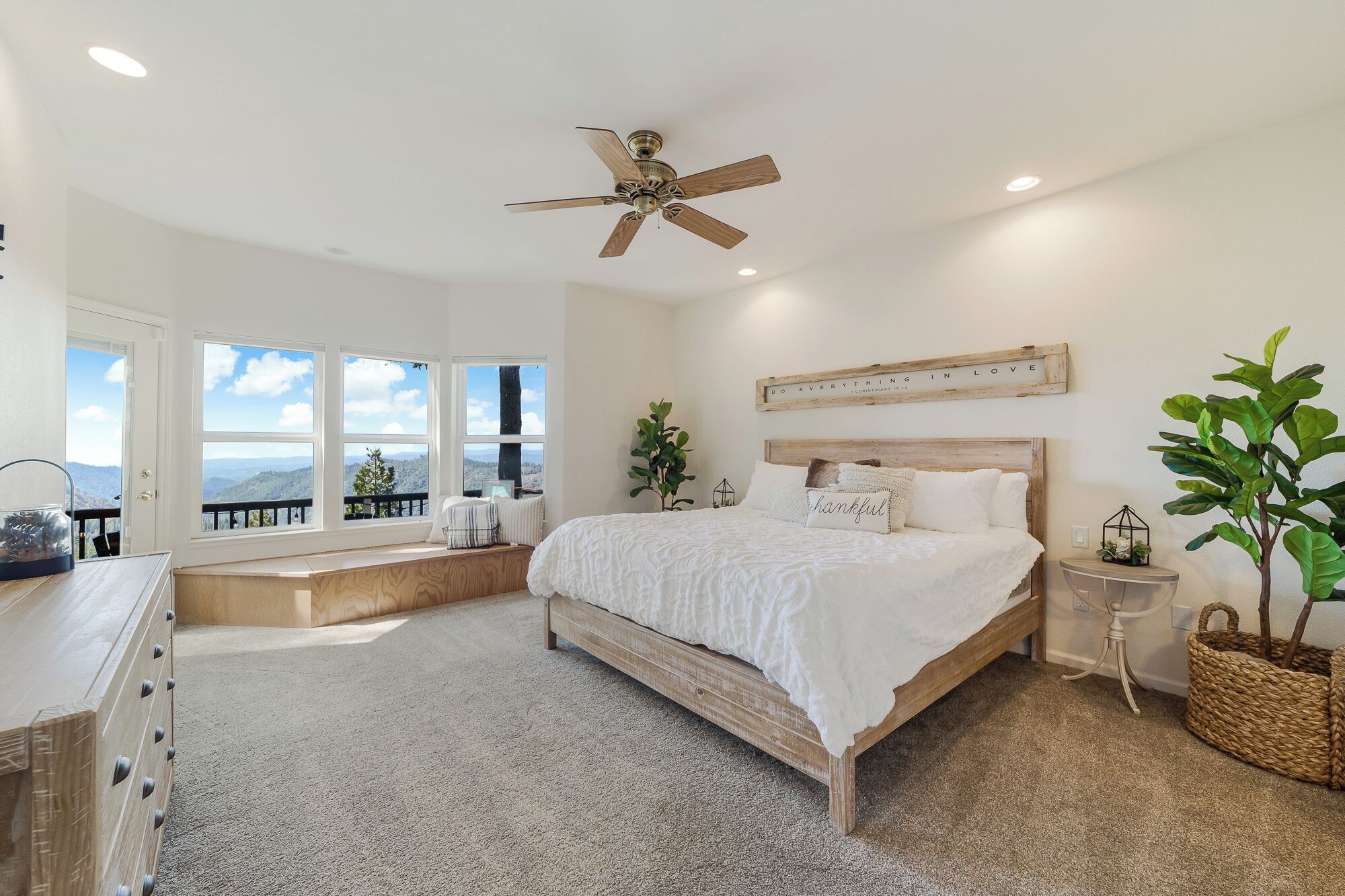 4 habitaciones, caja de seguridad en la habitación y escritorio 