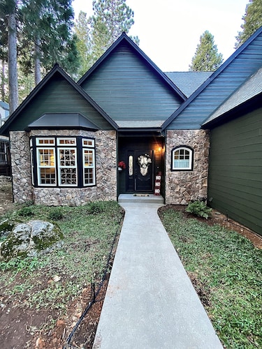 The Grand View- Gorgeous Family Friendly 4 bedroom home with Game Room.