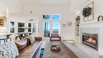 Een televisie en een open haard