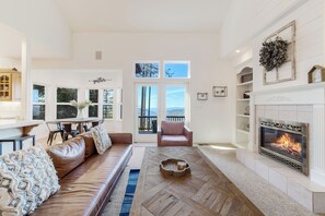 Een televisie en een open haard