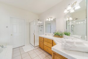 Jetted bath, hair dryer, towels, soap - The Grand View- Gorgeous Family Friendly 4 bedroom home with Game Room. (Twain Harte)