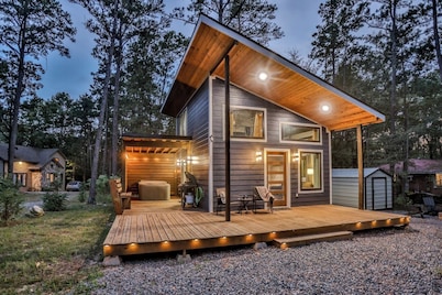 Modern Broken Bow Cabin w/ Hot Tub + Attractions