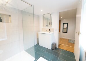 Douche, sèche-cheveux, serviettes fournies, savon