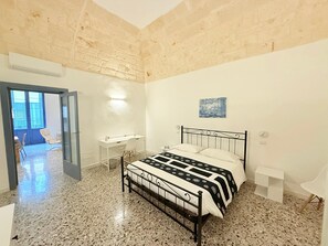 1 habitación, escritorio, tabla de planchar con plancha y wifi