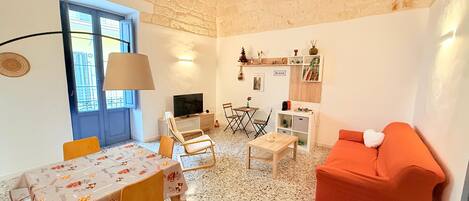 Een smart-tv en boeken