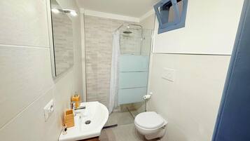 Een douche, een haardroger, een bidet, handdoeken