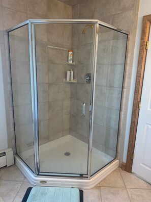 Dusche, Haartrockner, Handtücher, Seife