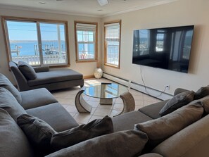 Living area - Bay front house & boat dock, walk to the beach.  Beautiful sunrise over ocean. (Brigantine)