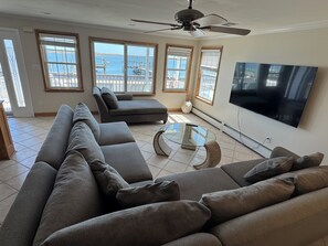 Living area - Bay front house & boat dock, walk to the beach.  Beautiful sunrise over ocean. (Brigantine)