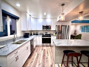 Kjøleskap, mikrobølgeovn, ovn og kokeplater