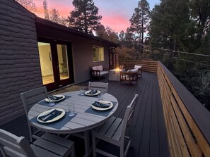 Outdoor dining - The Hillcrest Hideaway - Modern Elegance - Hot Tub (Flagstaff)