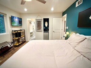 3 bedrooms, desk, iron/ironing board, WiFi - The Hillcrest Hideaway - Modern Elegance - Hot Tub (Flagstaff)