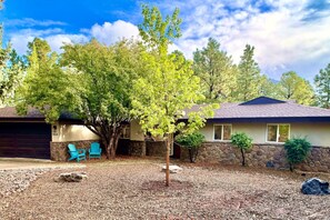 Exterior - The Hillcrest Hideaway - Modern Elegance - Hot Tub (Flagstaff)