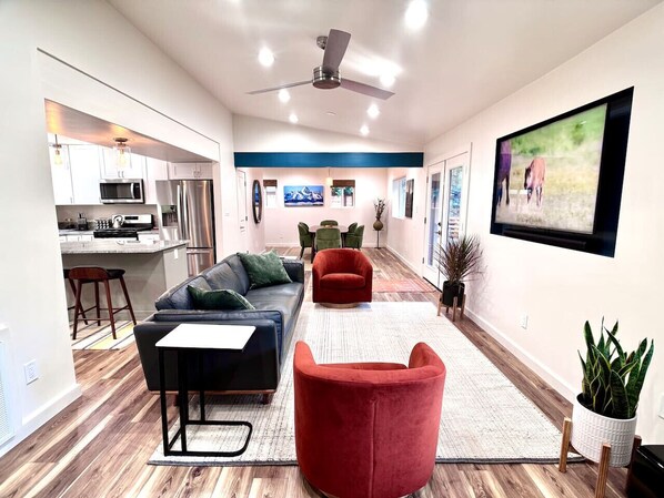 TV - The Hillcrest Hideaway - Modern Elegance - Hot Tub (Flagstaff)