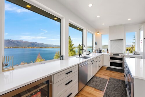 Luxurious home w/ hot tub & boat slip