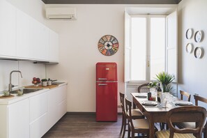 Fridge, stovetop, dishwasher, electric kettle
